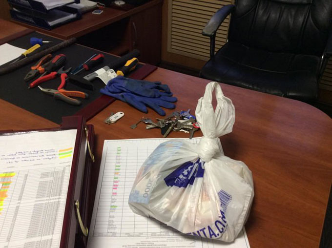 Đột nhập vào văn phòng lấy tiền, trộm lăn ra ngủ vì mệt