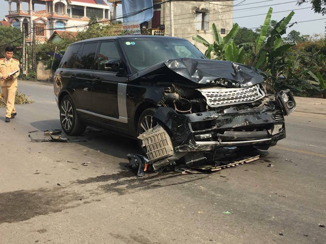 Thái Nguyên: Nữ giáo viên đang cầm ô đứng vỉa hè bị xế xịn đâm tử vong