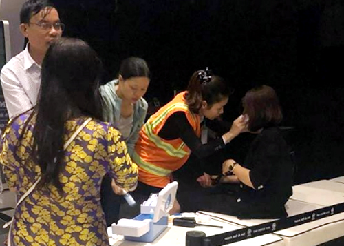 Hành khách chen lấn tìm lối thoát khỏi máy bay Vietjet rơi bánh