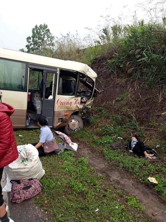 Xe khách 29 chỗ đâm trực diện xe tải, nhiều người bị thương