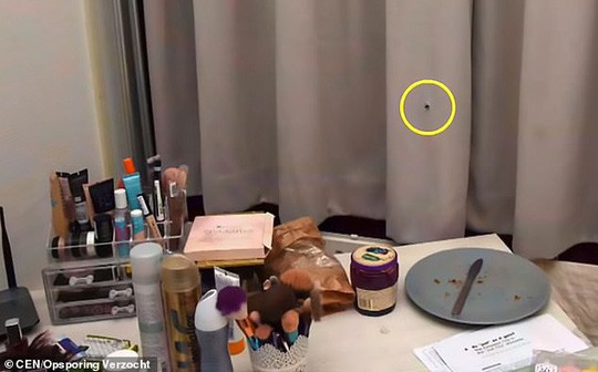 Đang ngồi trong nhà xem phim, bị đạn lạc bắn sượt qua đầu