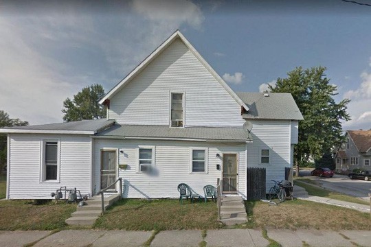 Đang ngồi trong nhà xem phim, bị đạn lạc bắn sượt qua đầu