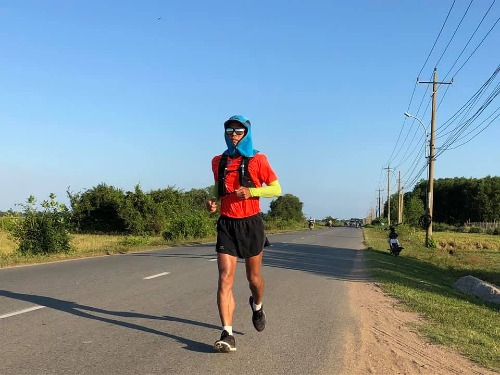 Chàng trai Hà Nội chạy bộ một mình đến TP HCM