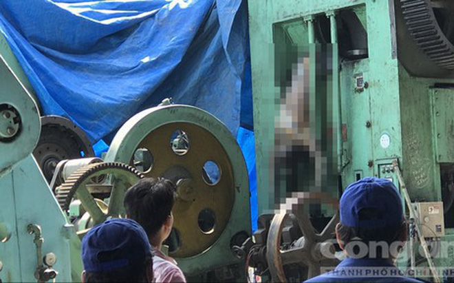 Người đàn ông chết khô lủng lẳng trên chiếc máy dập sắt ở Sài Gòn