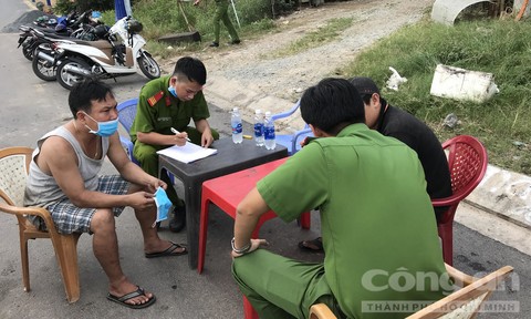 Người đàn ông chết khô lủng lẳng trên chiếc máy dập sắt ở Sài Gòn