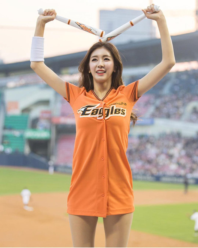 4 hoạt náo viên xinh đẹp, gợi cảm lấn sân thành công sang showbiz