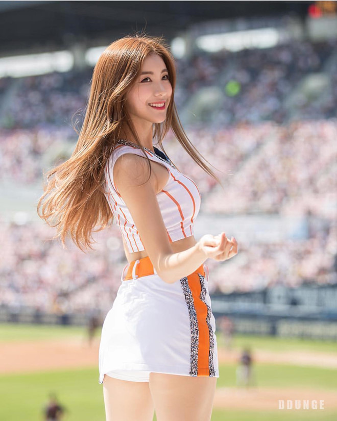 4 hoạt náo viên xinh đẹp, gợi cảm lấn sân thành công sang showbiz