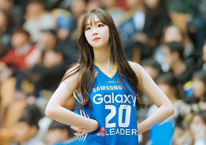 4 hoạt náo viên xinh đẹp, gợi cảm lấn sân thành công sang showbiz