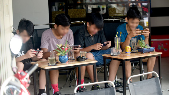 Vẽ đường cho học sinh xài smartphone, iPad nổi không, hay cứ cấm?