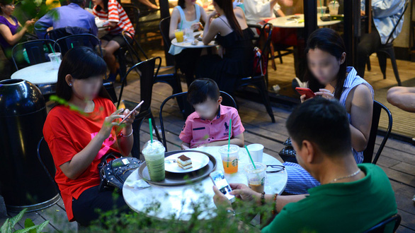 Vẽ đường cho học sinh xài smartphone, iPad nổi không, hay cứ cấm?