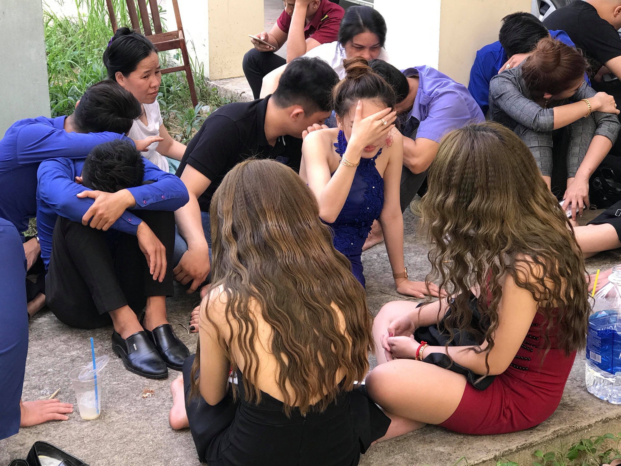 Hàng chục trai xinh gái đẹp phê ma tuý nhảy múa như thiêu thân trong quán bar ở Sài Gòn