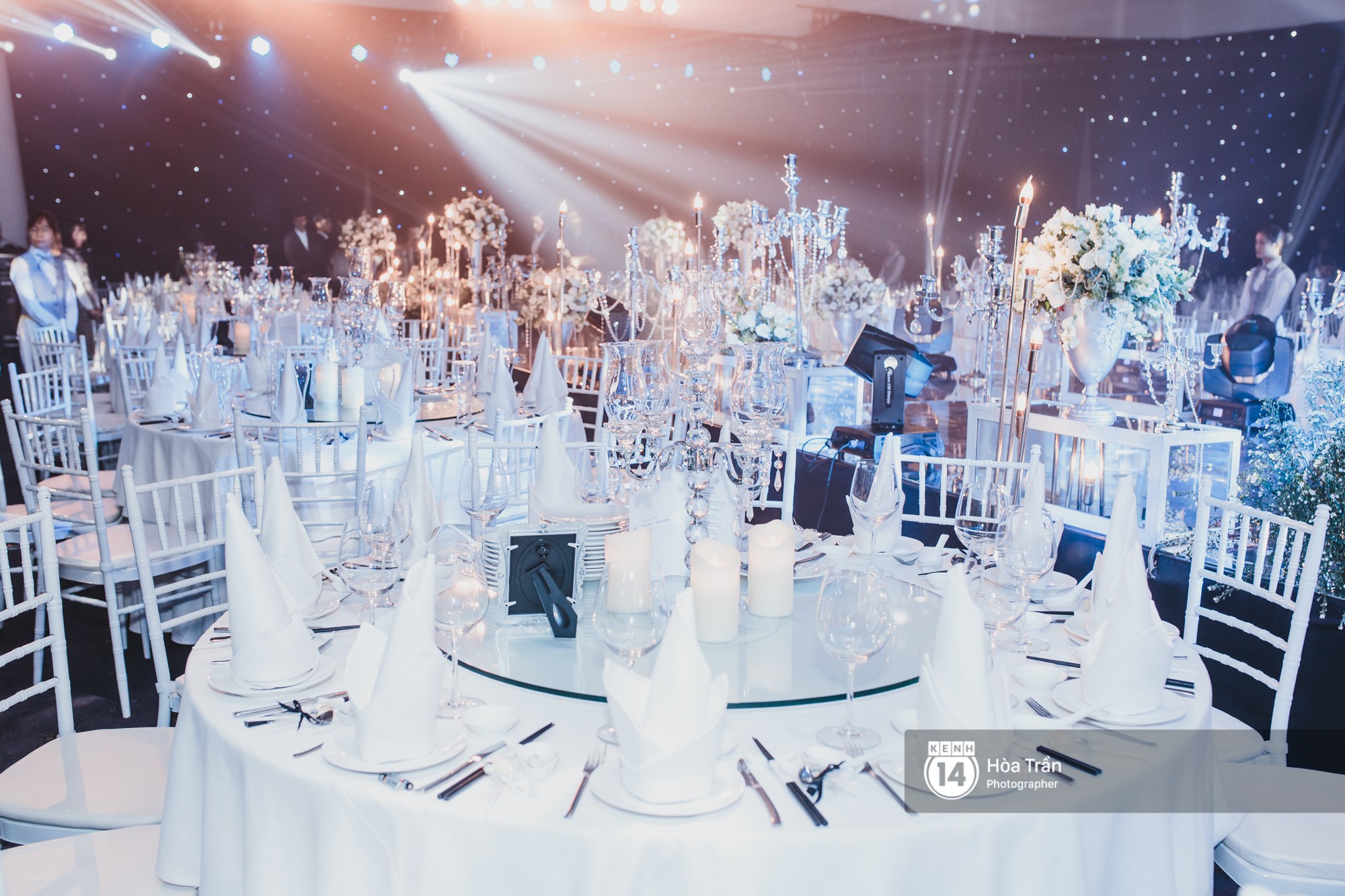 Không gian đám cưới sang trọng, ngập tràn sắc hoa của Ưng Hoàng Phúc và Kim Cương