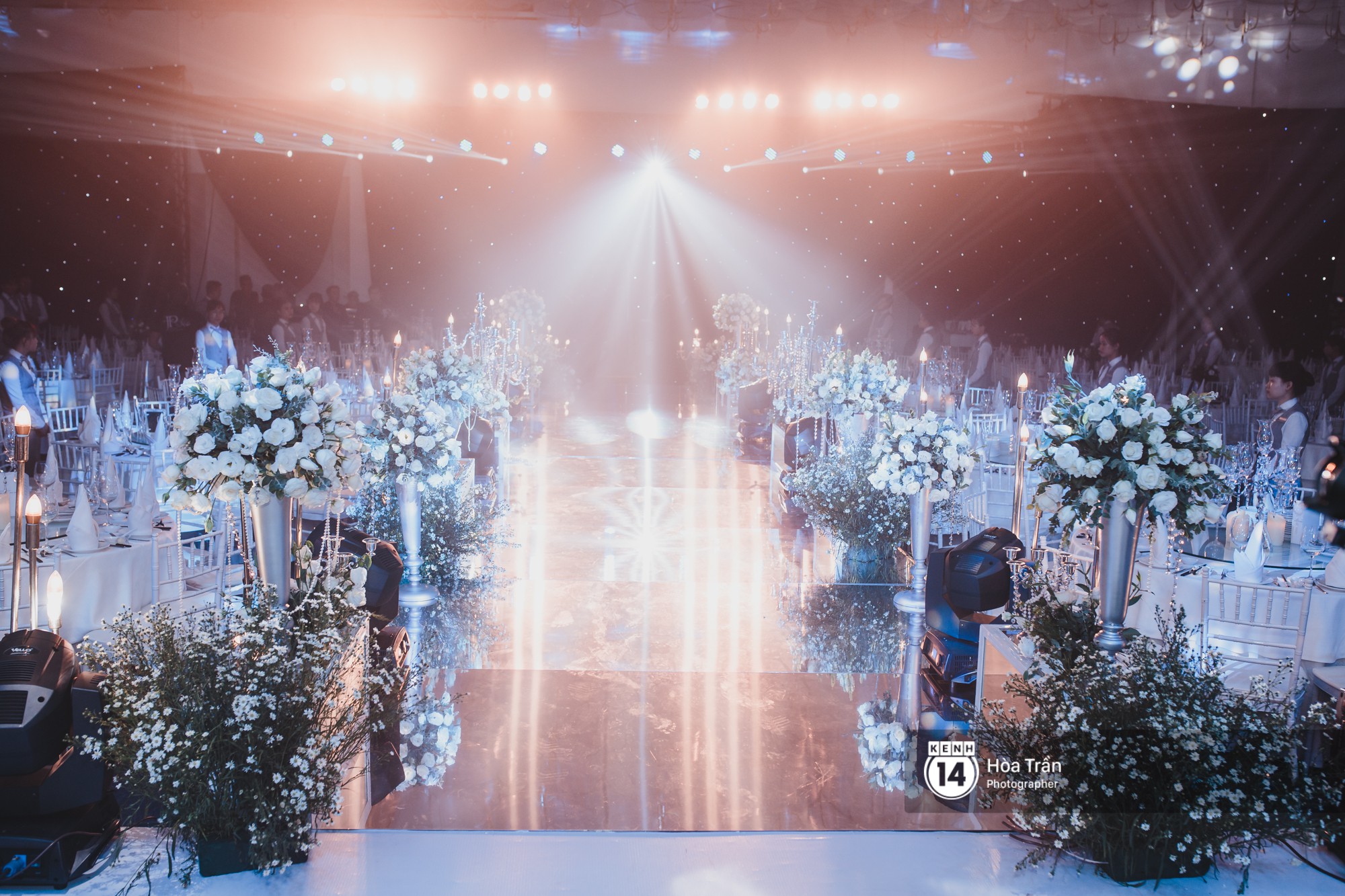 Không gian đám cưới sang trọng, ngập tràn sắc hoa của Ưng Hoàng Phúc và Kim Cương