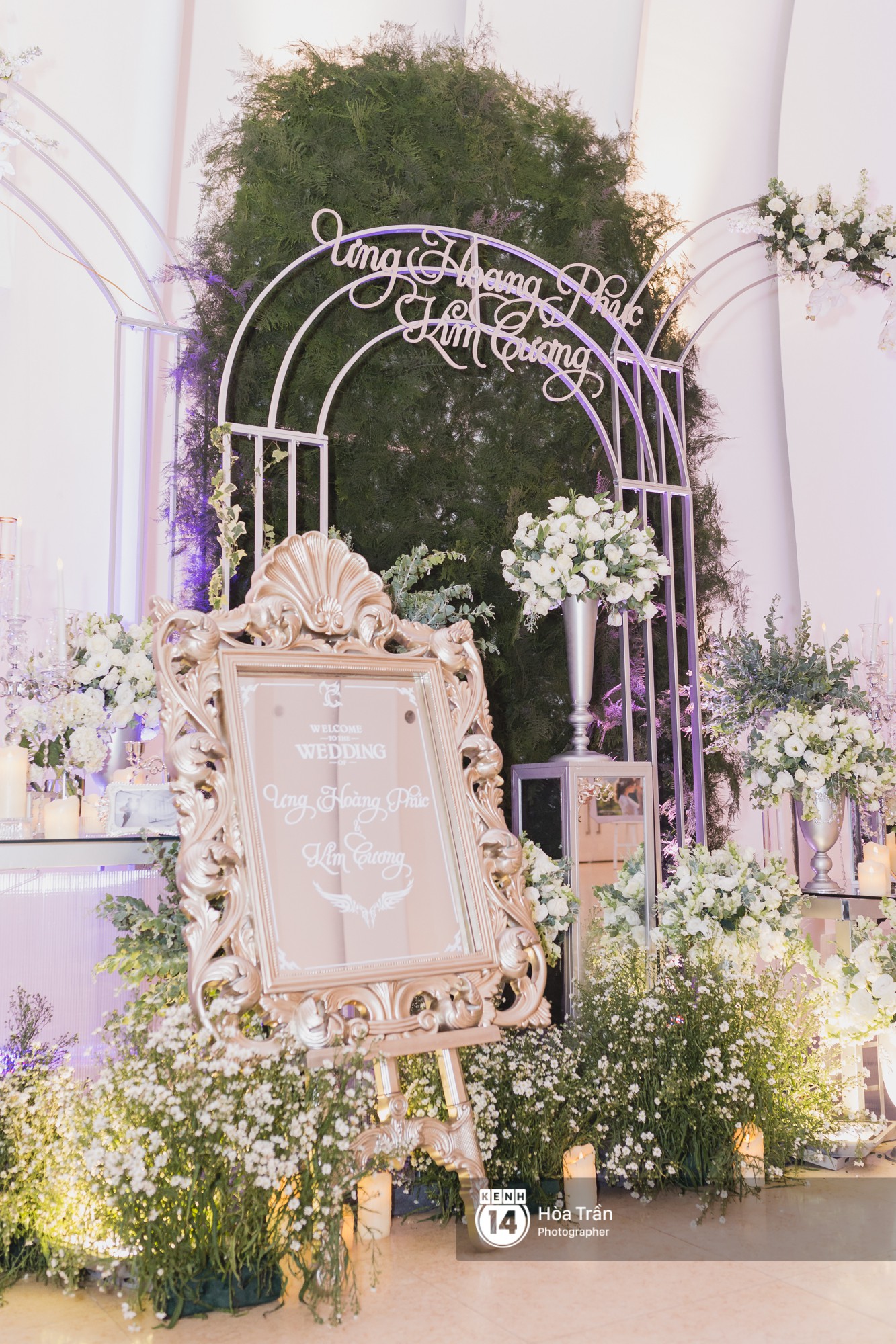 Không gian đám cưới sang trọng, ngập tràn sắc hoa của Ưng Hoàng Phúc và Kim Cương