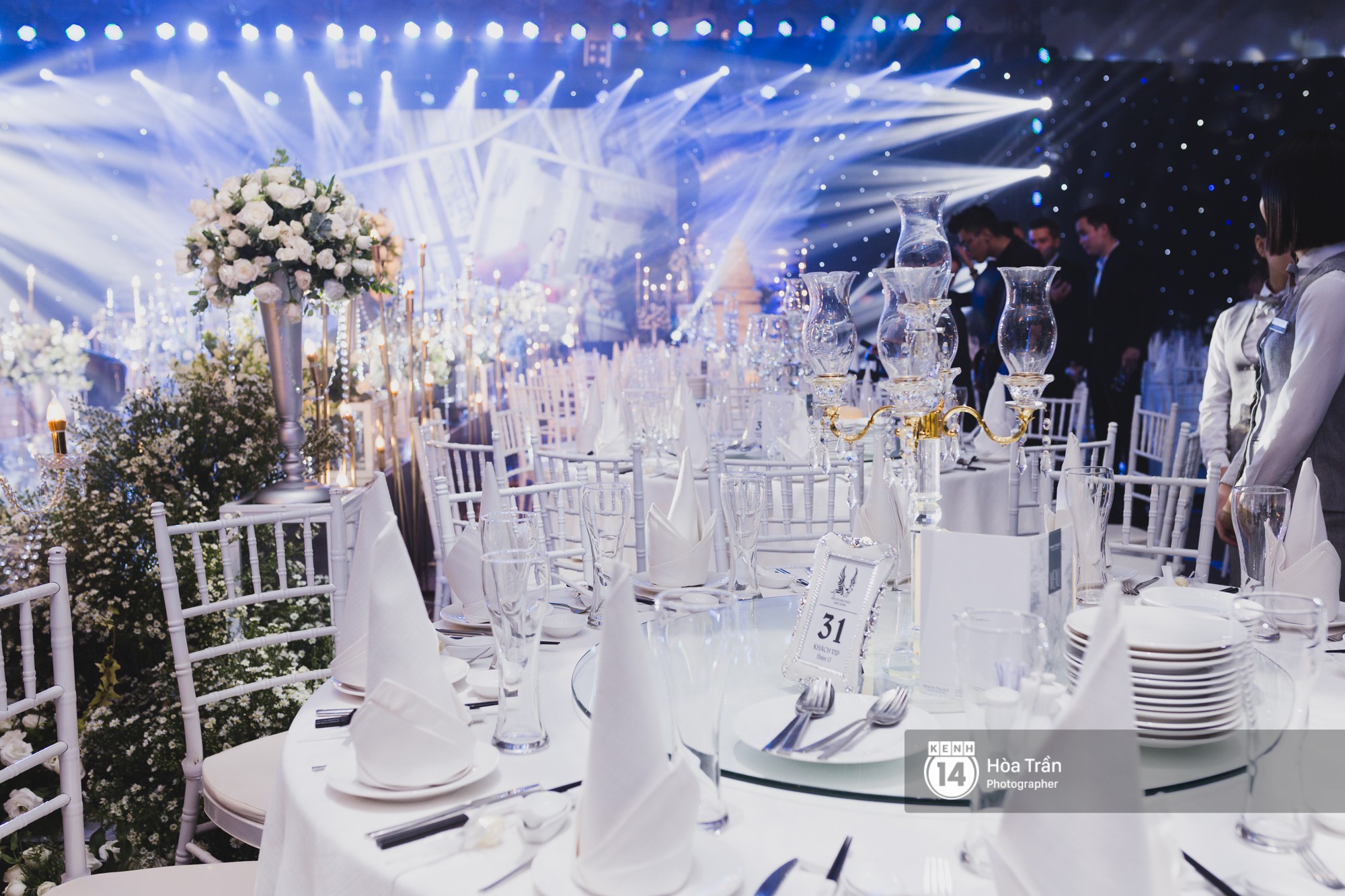 Không gian đám cưới sang trọng, ngập tràn sắc hoa của Ưng Hoàng Phúc và Kim Cương