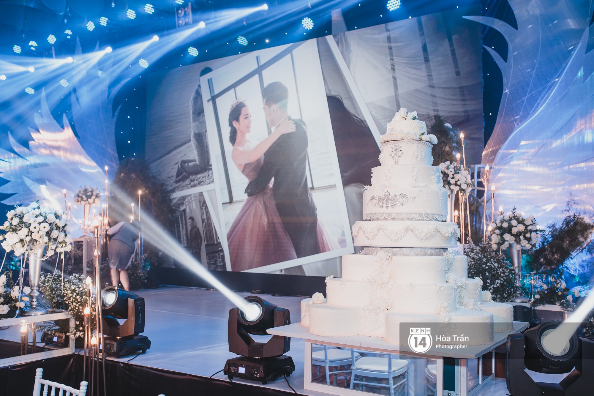 Không gian đám cưới sang trọng, ngập tràn sắc hoa của Ưng Hoàng Phúc và Kim Cương