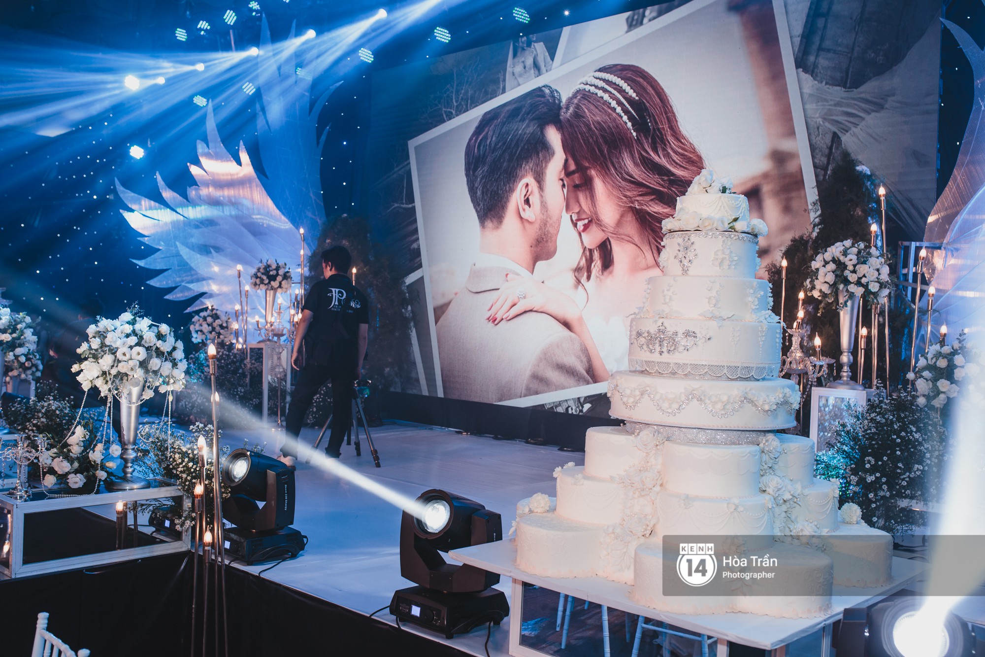 Không gian đám cưới sang trọng, ngập tràn sắc hoa của Ưng Hoàng Phúc và Kim Cương