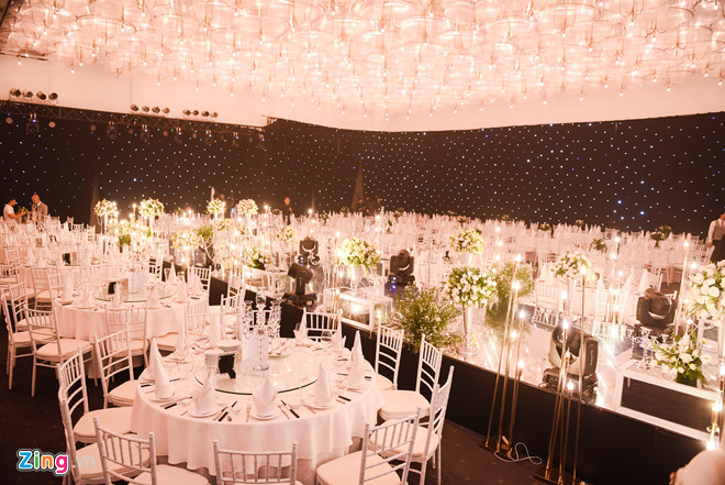 Ưng Hoàng Phúc và Kim Cương hôn nhau ngọt ngào tại lễ cưới