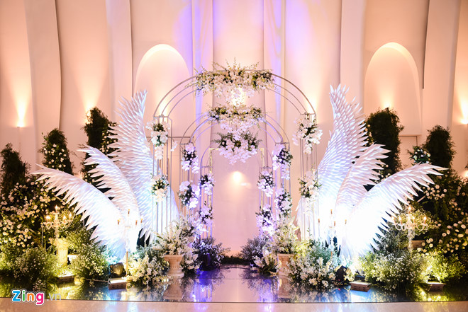 Ưng Hoàng Phúc và Kim Cương hôn nhau ngọt ngào tại lễ cưới