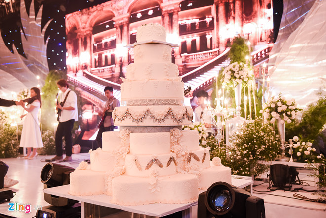 Ưng Hoàng Phúc và Kim Cương hôn nhau ngọt ngào tại lễ cưới