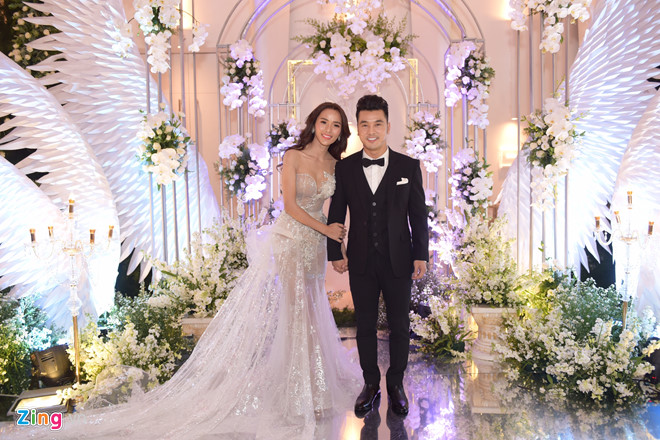 Ưng Hoàng Phúc và Kim Cương hôn nhau ngọt ngào tại lễ cưới