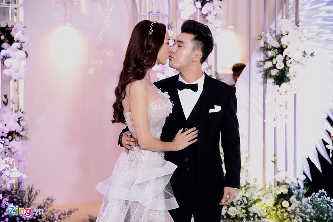Ưng Hoàng Phúc và Kim Cương hôn nhau ngọt ngào tại lễ cưới