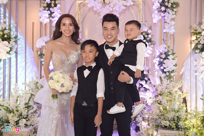 Ưng Hoàng Phúc và Kim Cương hôn nhau ngọt ngào tại lễ cưới