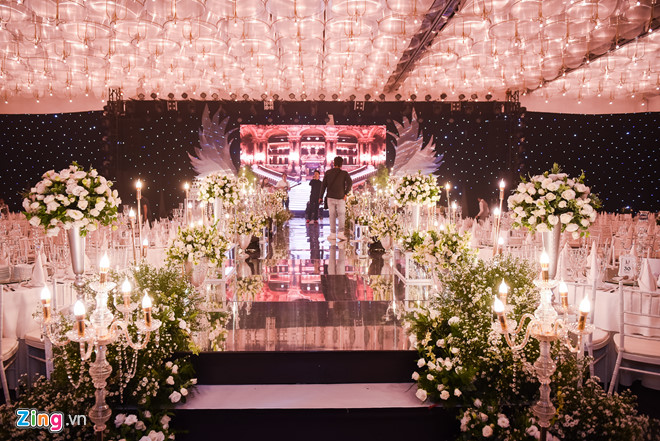 Ưng Hoàng Phúc và Kim Cương hôn nhau ngọt ngào tại lễ cưới