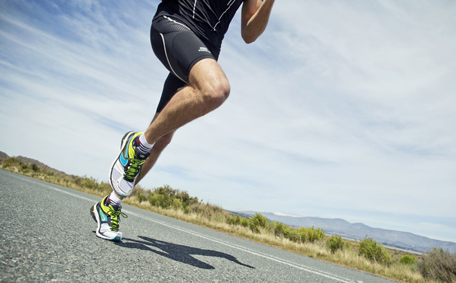 Vì sao đàn ông không nên mang tất trắng?