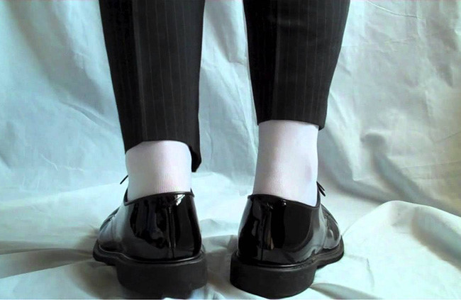 Vì sao đàn ông không nên mang tất trắng?