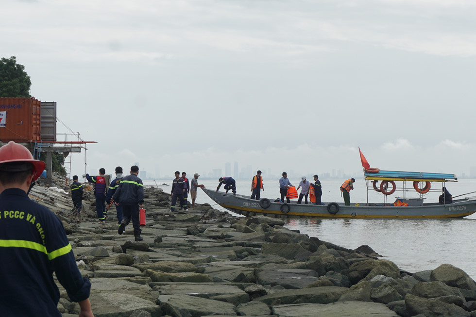 Tàu chở xăng dầu đâm nứt cầu cảng ở chân đèo Hải Vân