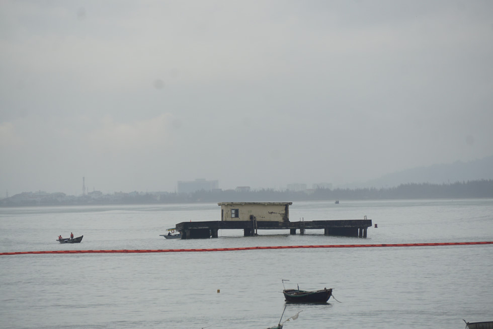 Tàu chở xăng dầu đâm nứt cầu cảng ở chân đèo Hải Vân