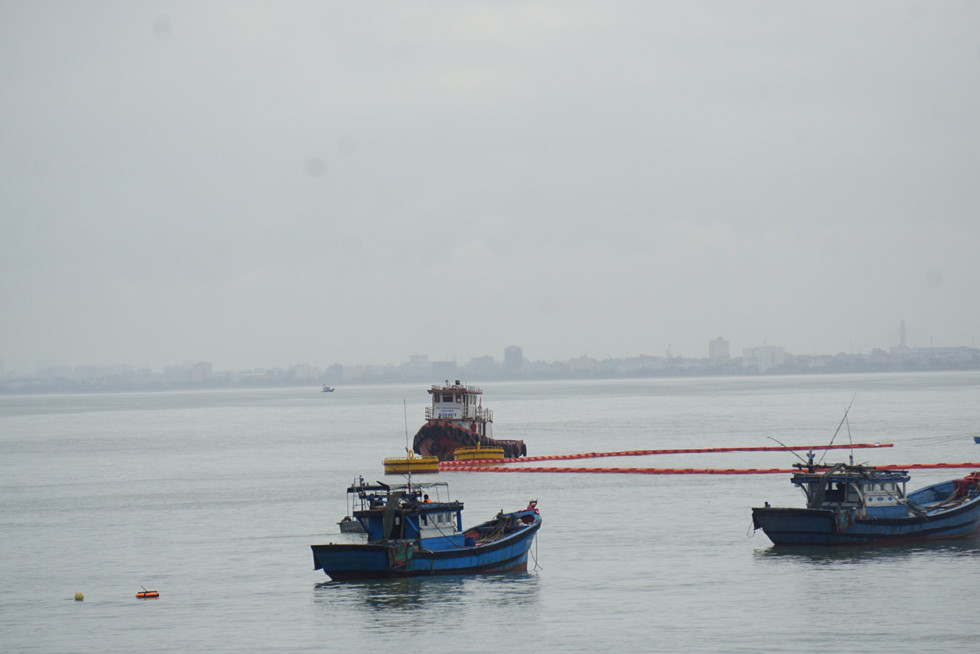 Tàu chở xăng dầu đâm nứt cầu cảng ở chân đèo Hải Vân