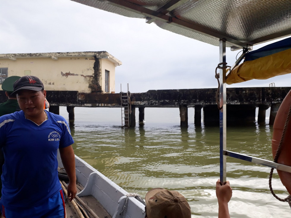 Tàu chở xăng dầu đâm nứt cầu cảng ở chân đèo Hải Vân