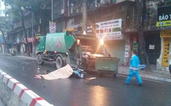 Hà Nội: Tự đâm vào đuôi xe chở rác, nam thanh niên tử vong tại chỗ