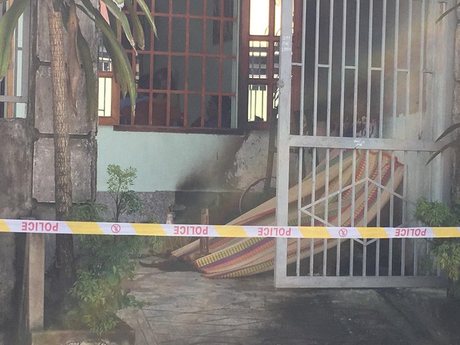 Đi tập thể dục, phát hiện thi thể người đàn ông cháy đen trước cửa nhà