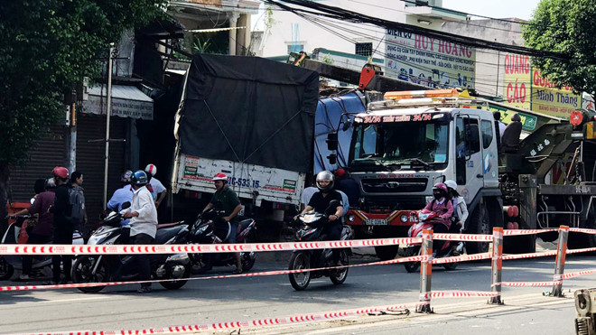 Xe tải nổ lốp, tông sập 2 nhà dân ở Sài Gòn