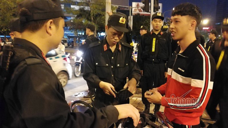 Tụ tập trà đá giữa ngã tư Hà Nội, gần 50 thanh niên bị hốt về đồn