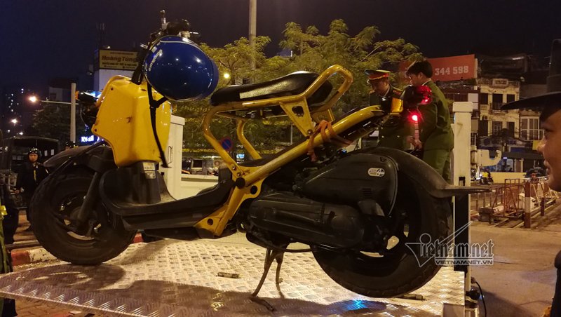 Tụ tập trà đá giữa ngã tư Hà Nội, gần 50 thanh niên bị hốt về đồn