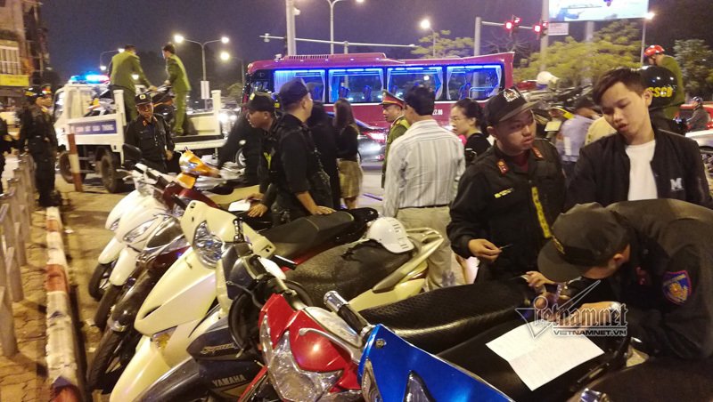 Tụ tập trà đá giữa ngã tư Hà Nội, gần 50 thanh niên bị hốt về đồn