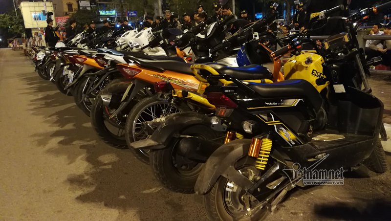 Tụ tập trà đá giữa ngã tư Hà Nội, gần 50 thanh niên bị hốt về đồn