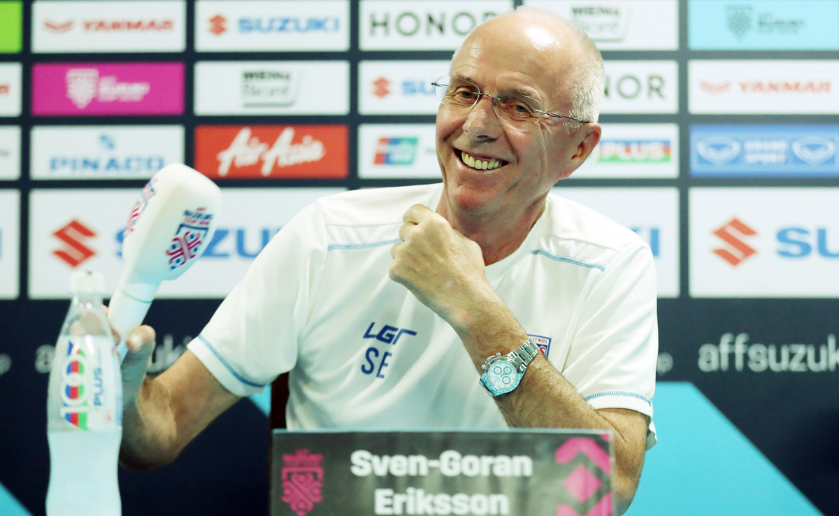 Sven Eriksson nán lại, chờ bắt tay HLV Park Hang-seo