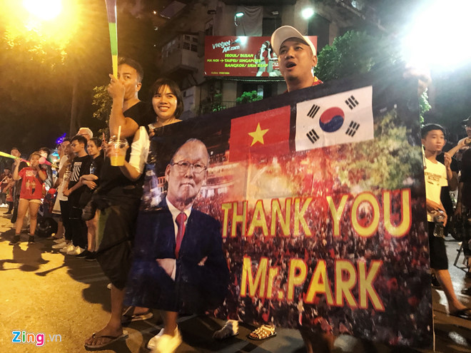 Video - Ảnh: Người Sài Gòn, Hà Nội mừng chiến thắng 2-1 của tuyển Việt Nam