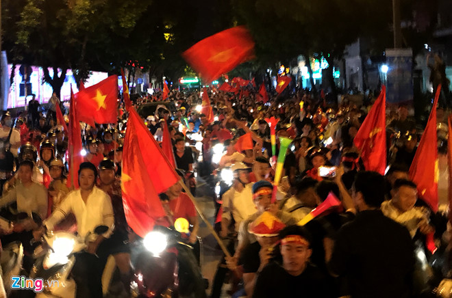 Video - Ảnh: Người Sài Gòn, Hà Nội mừng chiến thắng 2-1 của tuyển Việt Nam