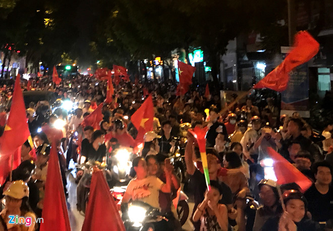 Video - Ảnh: Người Sài Gòn, Hà Nội mừng chiến thắng 2-1 của tuyển Việt Nam