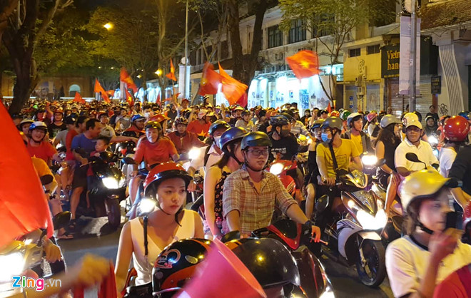 Video - Ảnh: Người Sài Gòn, Hà Nội mừng chiến thắng 2-1 của tuyển Việt Nam