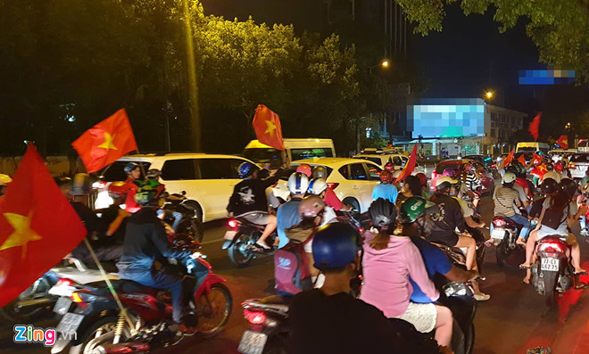 Video - Ảnh: Người Sài Gòn, Hà Nội mừng chiến thắng 2-1 của tuyển Việt Nam