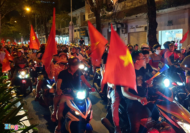 Video - Ảnh: Người Sài Gòn, Hà Nội mừng chiến thắng 2-1 của tuyển Việt Nam