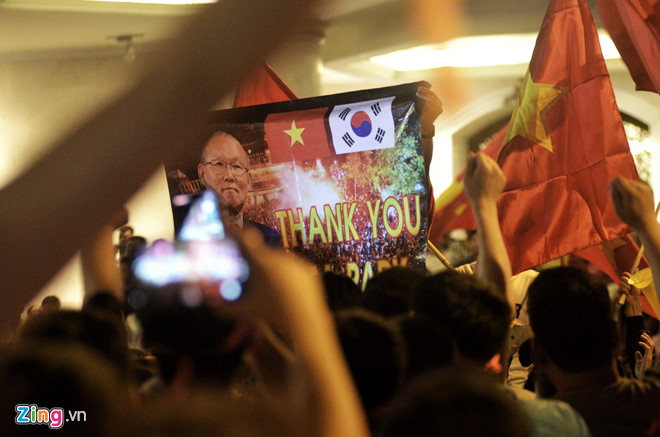 Video - Ảnh: Người Sài Gòn, Hà Nội mừng chiến thắng 2-1 của tuyển Việt Nam