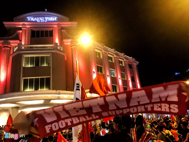 Video - Ảnh: Người Sài Gòn, Hà Nội mừng chiến thắng 2-1 của tuyển Việt Nam